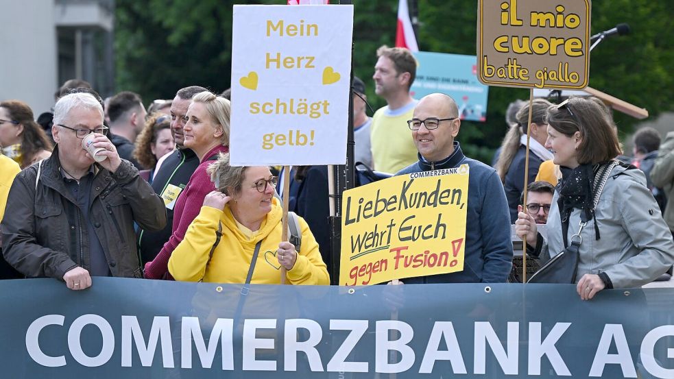Gesamtbetriebsrat und Verdi hatten zu Protesten gegen eine mögliche Übernahme des Frankfurter Dax-Konzerns durch die italienische Unicredit aufgerufen Foto: Arne Dedert/dpa