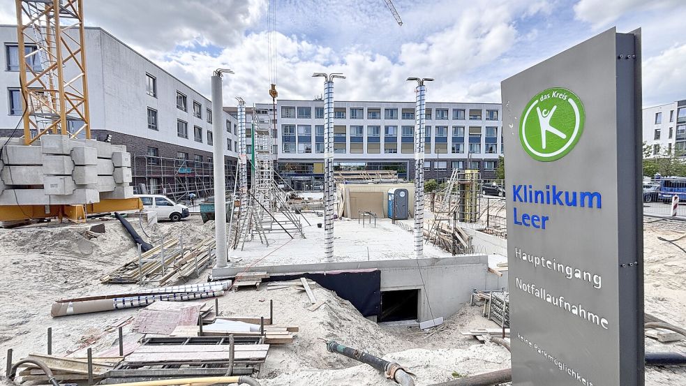Der Neubau des Klinikums Leer wächst nun auch in die Höhe. Foto: Klaus Ortgies