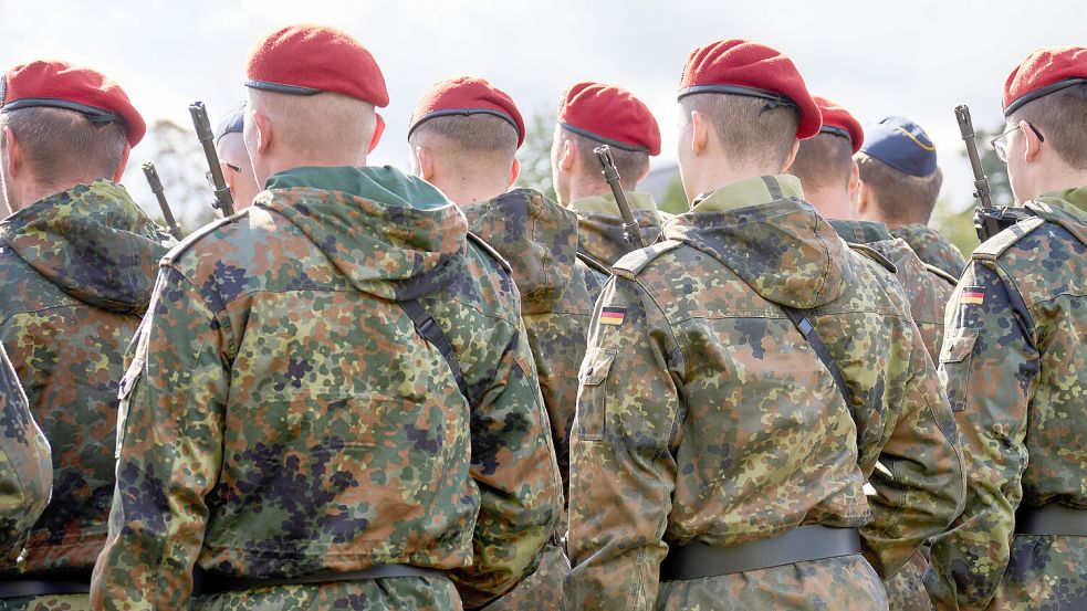 Volkach, Bavaria, Germany - October 1, 2024: A group of soldiers of the German Armed Forces in camouflage uniforms stand Foto: IMAGO / Bihlmayerfotografie