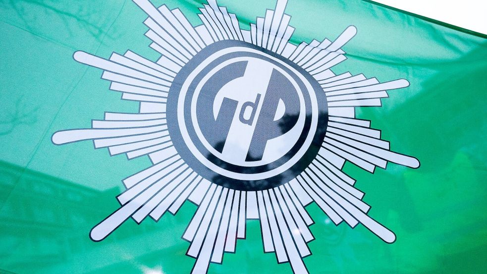 Die Gewerkschaft der Polizei (GdP) sagt, ohne mehr Personal seien die Grenzkontrollen auf dem aktuellen Niveau nicht lange durchzuhalten. (Symbolbild) Foto: Christophe Gateau/dpa