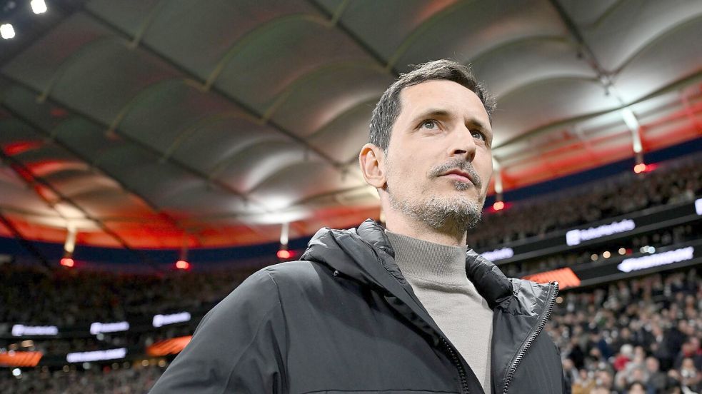 Trainer Dino Toppmöller hat seinen Vertrag bei Eintracht Frankfurt verlängert. Foto: Arne Dedert/dpa