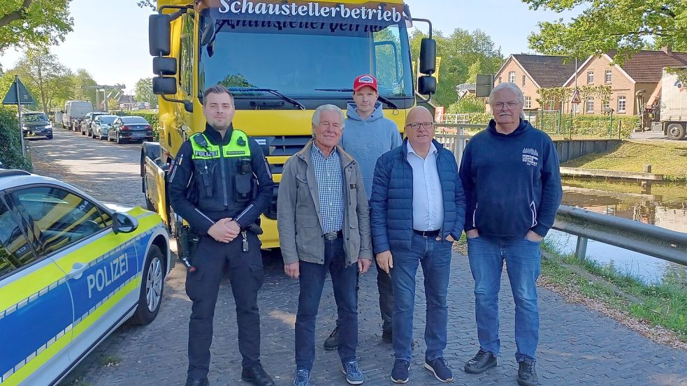 Den Zugang zur Meile in Dreibrücken werden Polizeikommissar Andreas Schneider (von links), Harald Berner, Ricado Lüdeking, Claas Meyer und Joachim Lüdeking mit einer tonnenschweren Zugmaschine sichern. Foto: Horst Wilken