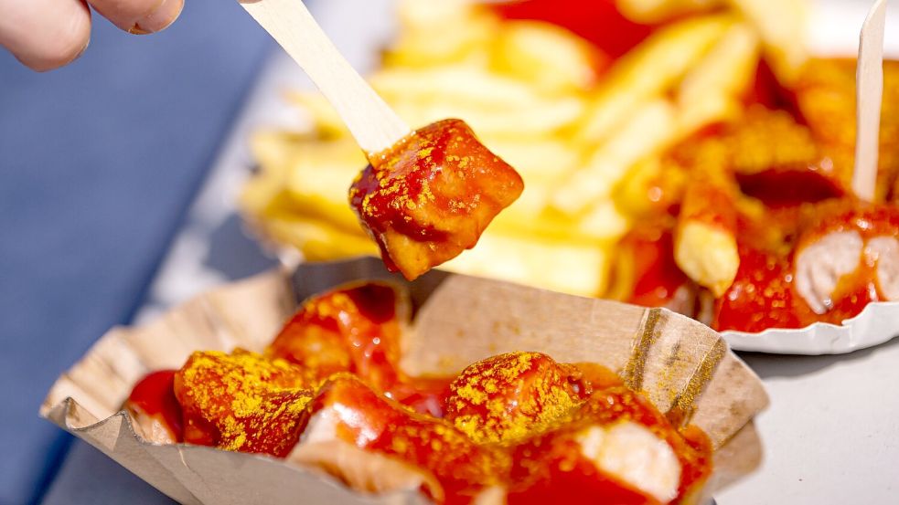 Die Currywurst wird in Kantinen immer unbeliebter. (Archivbild) Foto: Fabian Sommer/dpa