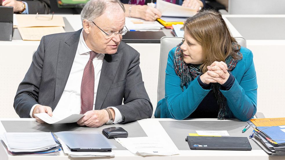 Arbeiten friedlich zusammen: Ministerpräsident Stephan Weil (SPD) und Kultusministerin Julia Willie Hamburg (Grüne). Foto: dpa/ Michael Matthey
