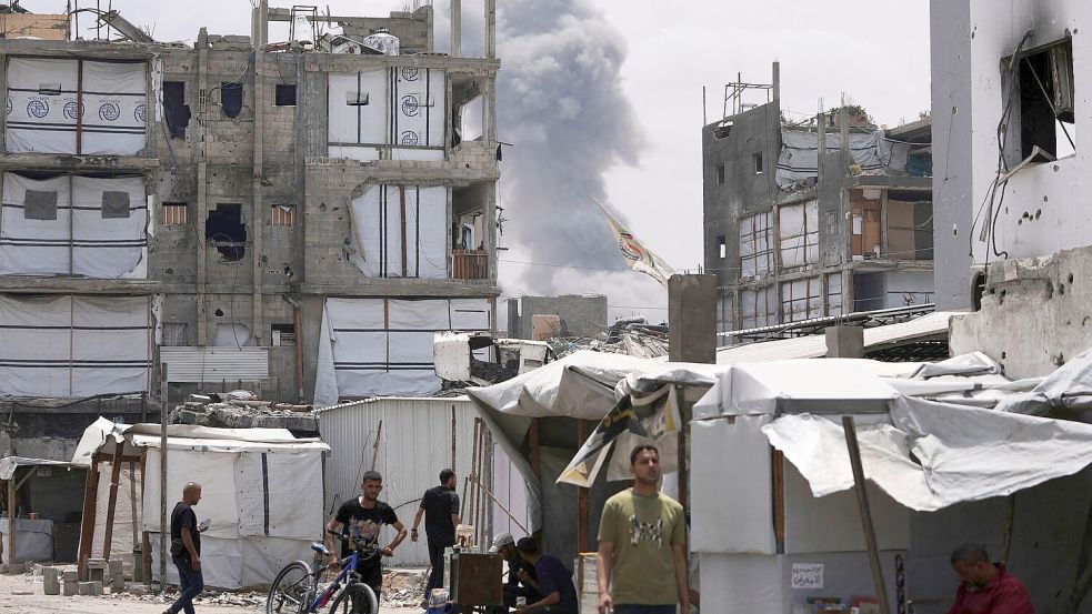 Rauch steigt auf von einem israelischen Luftangriff in Dschabalia, nördlicher Gazastreifen. Foto: Jehad Alshrafi/AP/dpa