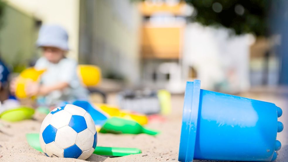 Ein Kind spielt in einem Sandkasten - wo haben dessen Eltern wohl Eimerchen, Schaufeln und den kleinen Ball gekauft, im Internet oder im Geschäft? Foto: Christoph Soeder/dpa