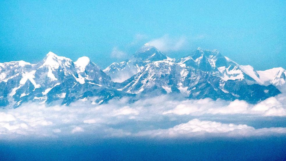 Der Mount Everest vom Flugzeug aus gesehen. (Foto Archiv). Foto: Sina Schuldt/dpa