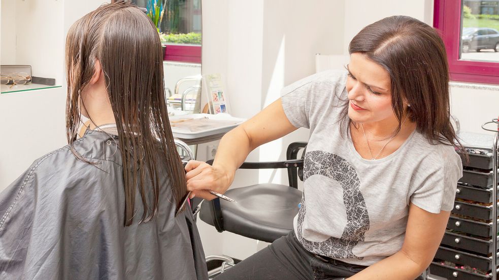 Für den Friseurbesuch müssen viele Kunden aufgrund der gestiegenen Einkaufspreise tiefer in die Taschen greifen. Foto: amh-online.de/Manfred Grünwald