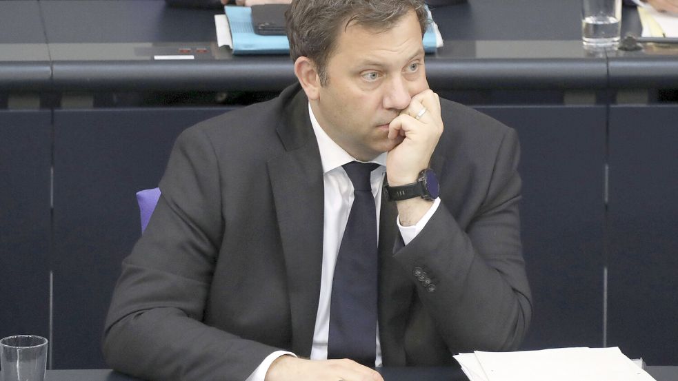 Schlechte Nachrichten gleich zu Amtsbeginn: Bundesfinanzminister Lars Klingbeil (SPD). Foto: IMAGO/Matthias Wehnert