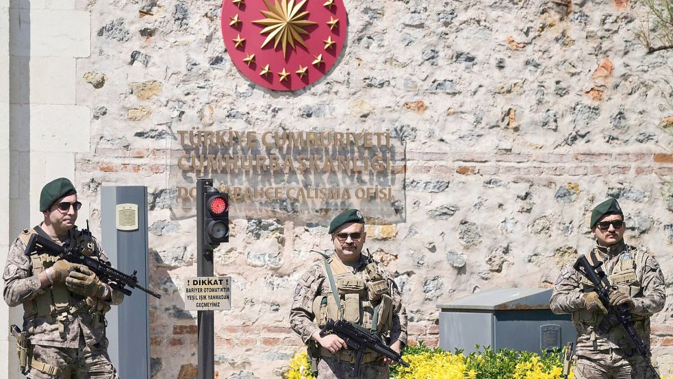 Türkische Sicherheitskräfte stehen vor dem Dolmabahce-Palast, wo Gespräche zwischen russischen und ukrainischen Delegationen stattfinden sollen. Foto: Dilara Acikgoz/AP/dpa