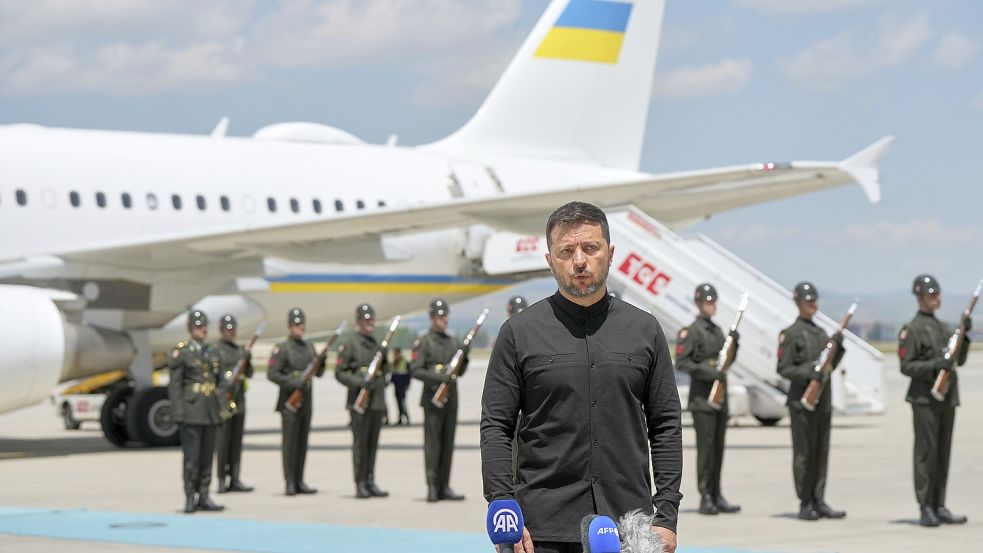 Ukraines Präsident Wolodymyr Selenskyj fordert eine 30-tägige Waffenruhe als ersten Schritt auf dem Weg zu einem möglichen Friedensabkommen in Istanbul. Foto: Evgeniy Maloletka/dpa/AP