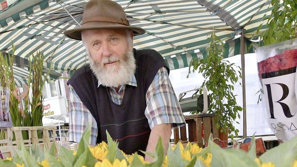 So kennt man Hayo de Wall: Mit Bart, Hut und Blumen auf dem Wochenmarkt. Foto: Klaus Ortgies/Archiv