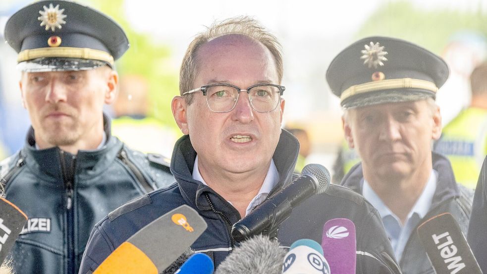 Der Bundesinnenminister Dobrindt hat sich zu den verschärften Grenzkontrollen geäußert. Foto: dpa/Peter Kneffel