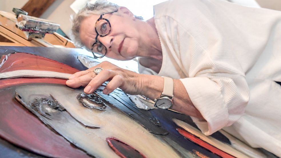Elfriede Keiser arbeitet mit Strukturpaste. Das sorgt dafür, dass die Bilder nicht angeschaut, sondern auch erfühlt werden können. Foto: Klaus Ortgies