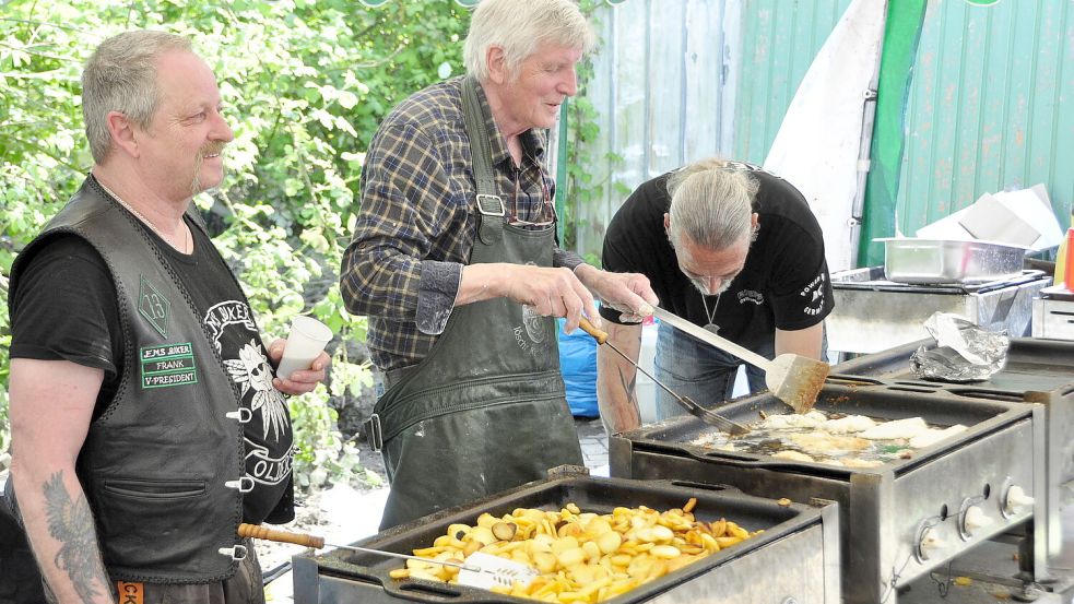 Bei den Oldersumer Schollentagen gibt es auch Fisch frisch aus der Pfanne. Archivfoto: Bodo Wolters