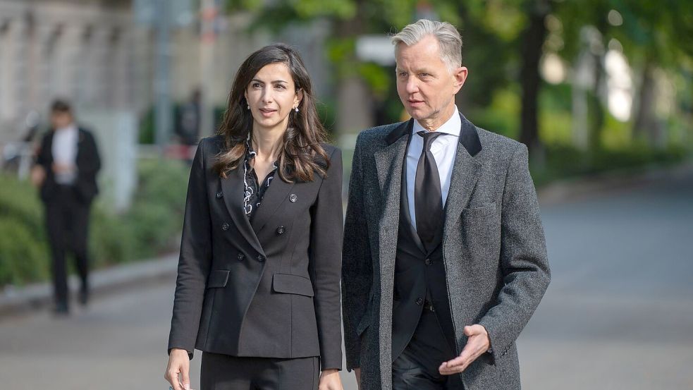 Max Raabe sang bei der Trauerfeier das Lied „Irgendwo auf der Welt“. Foto: Christophe Gateau/dpa