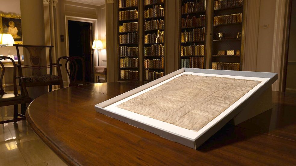 Die von Trump bedrängte Uni Harvard hat nun ein Original der Magna Carta, die besagt, dass kein König über dem Recht steht. Foto: Lorin Granger/Harvard Law School/dpa