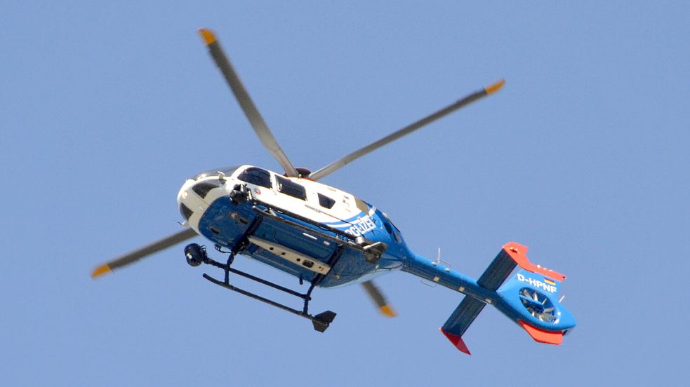 Mit einem Polizei-Helikopter wurde in Aurich nach dem Vermissten gesucht. Foto: Aiko Recke