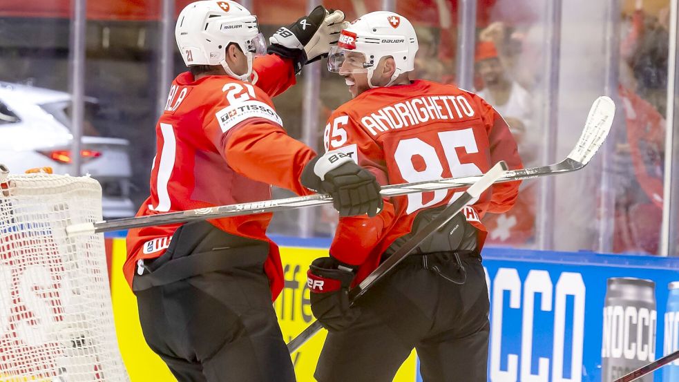 Sven Andrighetto erledigt Deutschland im zweiten Drittel fast im Alleingang. Foto: Salvatore Di Nolfi/KEYSTONE/dpa