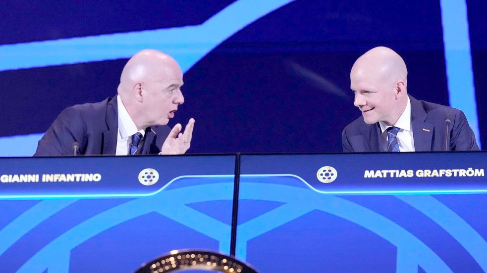 Infantino (l.) berät sich mit seinem Generalsekretär Grafström. Foto: Fernando Calistro/AP/dpa