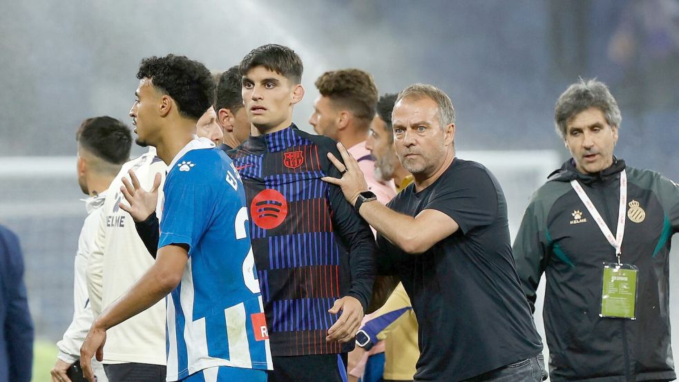Hansi Flick wird Meister in Spanien, wollte auf dem Platz aber nicht groß feiern. Foto: Joan Monfort/AP/dpa