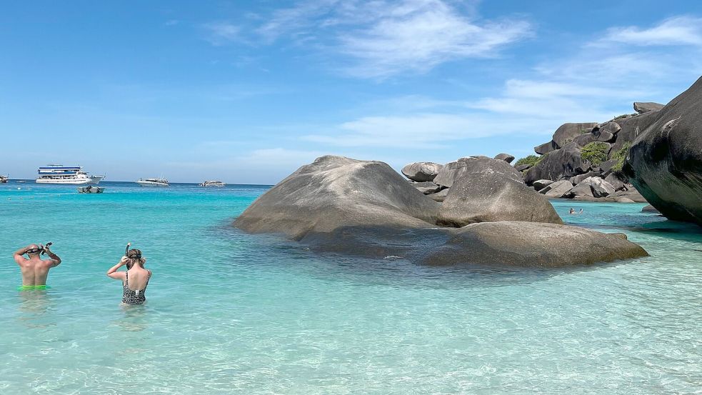 Die Similan Islands mit ihren Granitformationen sind bei Tagestouristen aus aller Welt beliebt - und dürfen sich jetzt wieder erholen. (Archivbild) Foto: Carola Frentzen/dpa