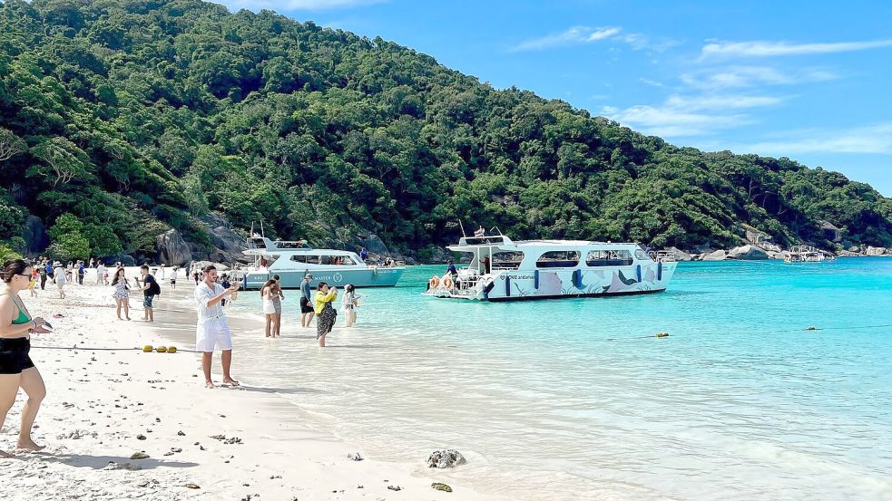 In der Trockenzeit tummeln sich jeden Tag Touristen an den schneeweißen Stränden der Similan Islands. (Archivbild) Foto: Carola Frentzen/dpa