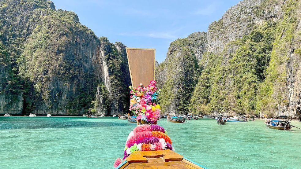 Die meisten Touristen besuchen die Phi Phi Islands mit solchen traditionellen Booten. (Archivbild) Foto: Carola Frentzen/dpa