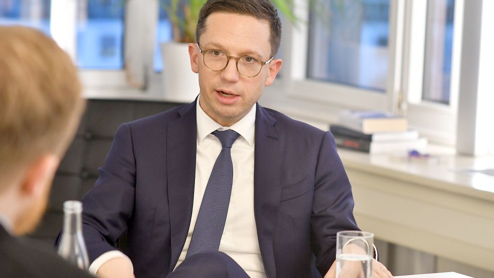 Falko Mohrs, Wissenschaftsminister in Niedersachsen, spricht über Erfolge des Förderprojekts. Foto: Ella Wenzel/dpa