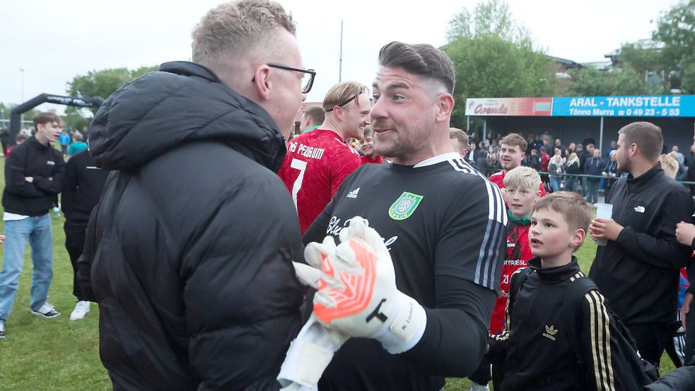 Nils Ludwig (rechts) erhielt zahlreiche Gratulationen nach dem Spiel. Foto: Doden/Emden
