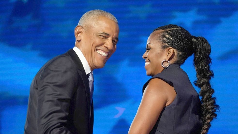 Michelle Obama hat eigenen Worten zufolge gegen ihren Mann Barack den „Kampf“ um die Temperatur im Schlafzimmer gewonnen. (Archivbild) Foto: Erin Hooley/AP/dpa