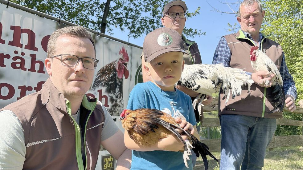 Uwe Graalmann (von links), sein Sohn Mats, Heinrich Martens und Dieter Schröder freuen sich auf das Hähne-Wettkrähen in Hollen. Foto: Lars Löschen