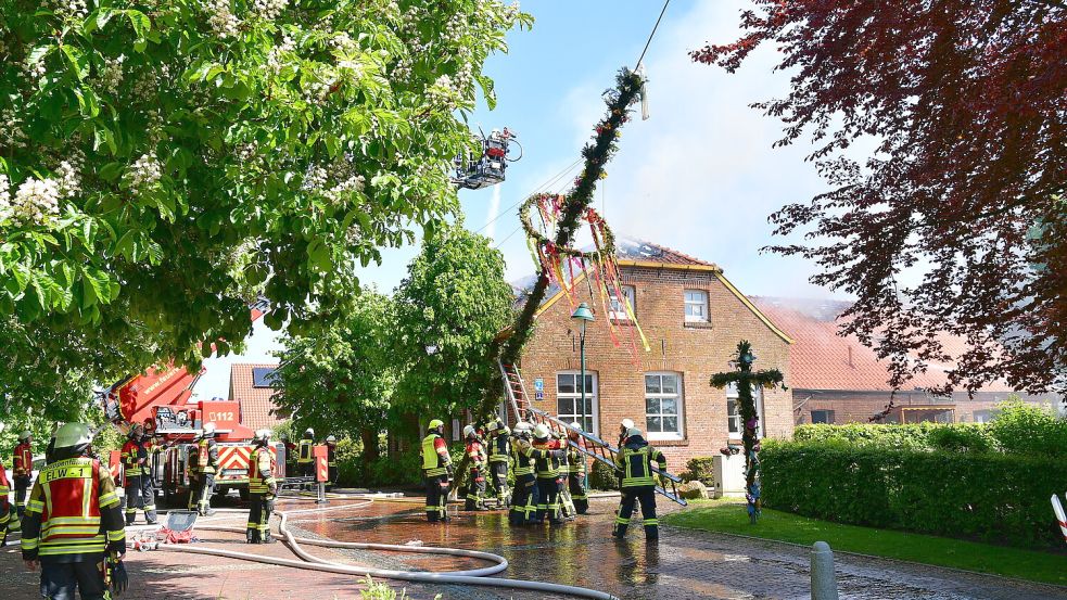 Der Maibaum, der gerade erst vor dem Kulturhaus aufgestellt wurde, musste zur Brandbekämpfung abgebaut werden. Foto: Heinz Wagenaar/Archiv