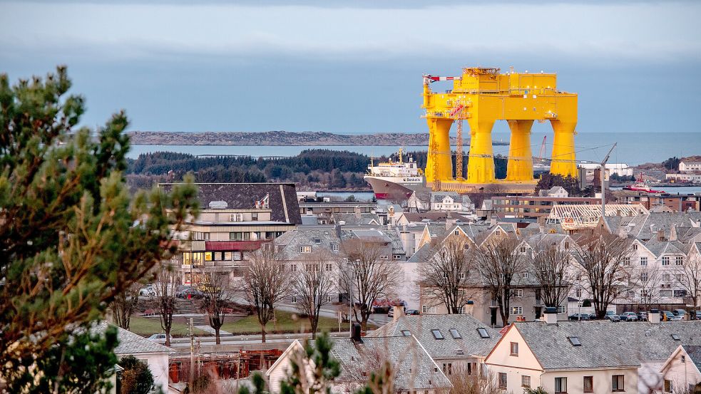 Höher als jedes Haus: die gigantische Konverterplattform DolWin epsilon auf dem Weg zu ihrem Lagerplatz ins norwegische Haugesund. Bild: Tennet
