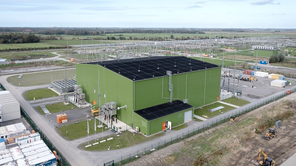 Nicht nur im Wasser, auch an Land betreibt Tennet Konverterstationen – hier in Emden/Ost. Bild: Tennet