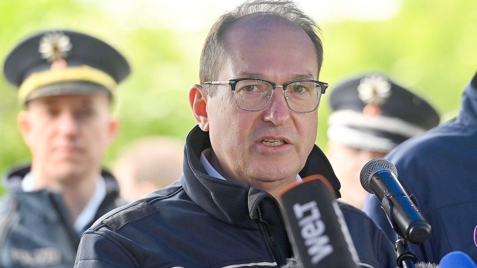 Alexander Dobrindt präsentiert am Freitag seine Pläne als Bundesinnenminister für Sicherheitskräfte. Foto: IMAGO/Frank Hoermann / SVEN SIMON