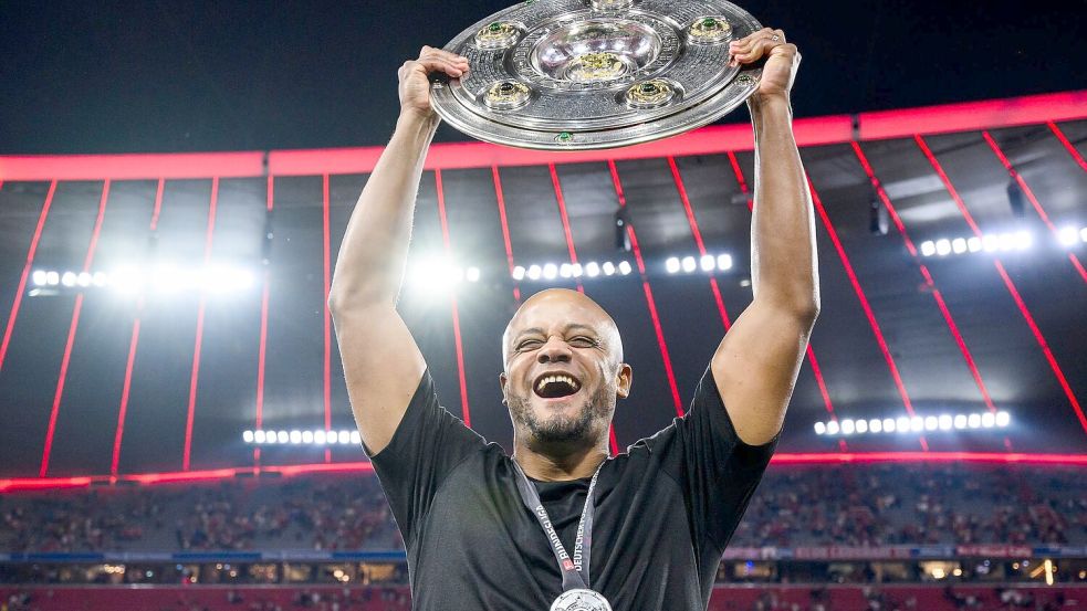 Bayern-Trainer Vincent Kompany mit der Meisterfeier nach dem Gladbach-Spiel. Foto: Tom Weller/dpa