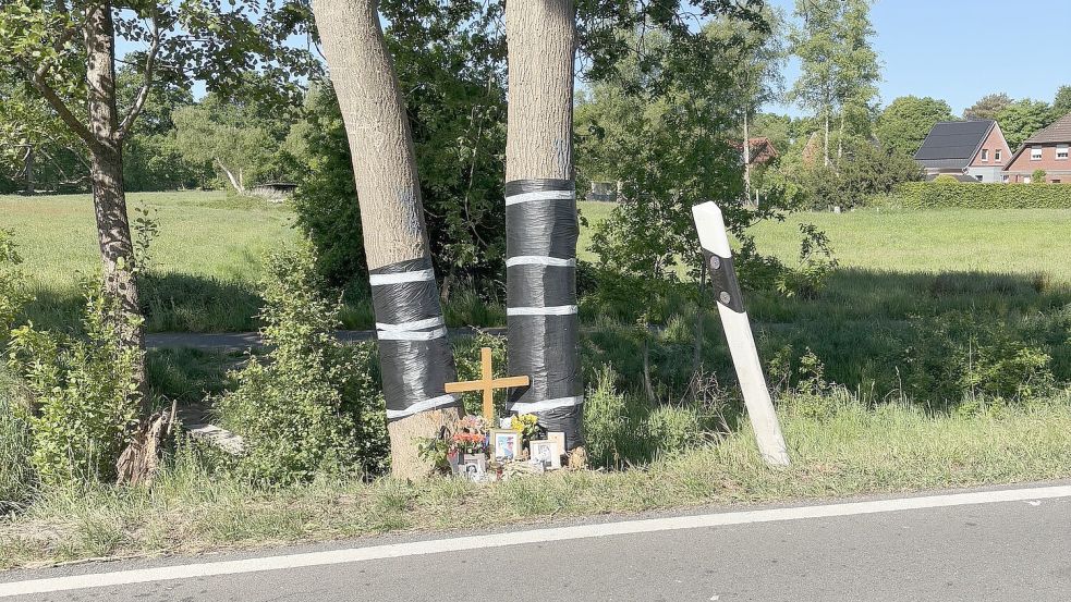 Ostersonntag 2025 starben bei einem Unfall an der Langholter Straße in einem BMW zwei junge Menschen, der Fahrer überlebte. An der Unfallstelle haben Trauernde Fotos, Blumen und ein Kreuz abgelegt. Foto: Horst Kruse