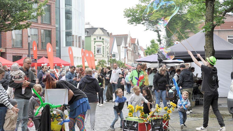 Auf dem Denkmalplatz in Leer wird es auch in diesem Jahr wieder einen Teil des Lekkermarkts geben. Die Veranstaltung soll sich wieder durch die Innen- und Altstadt ziehen. Foto: Bodo Wolters/Archiv
