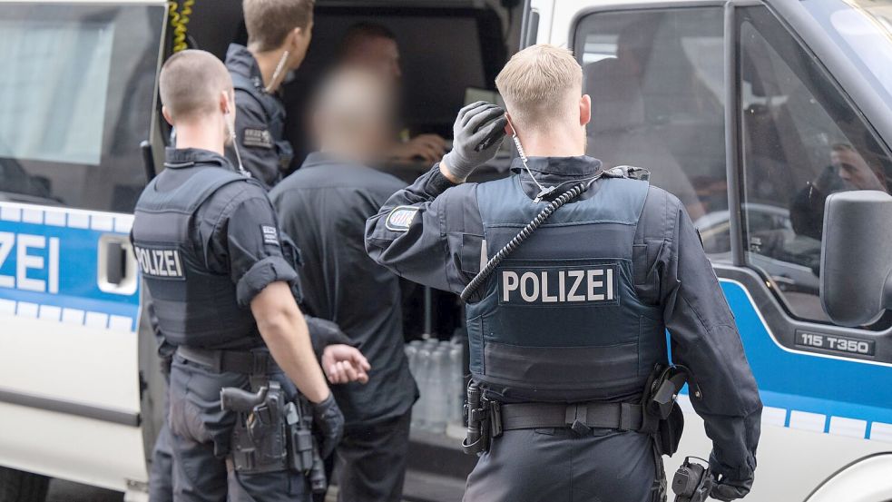 Zu Durchsuchungen in drei Häusern kam es in der vergangenen Woche im Landkreis Aurich. DPA-Symbolfoto: Boris Roessler