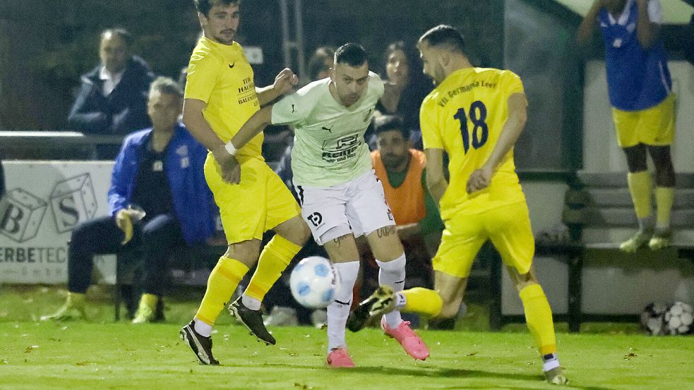 Im Hinspiel war GW Firrel (Mitte Manuel Suda) dem VfL Germania Leer klar überlegen und gewann mit 7:2. Foto: Doden, Emden