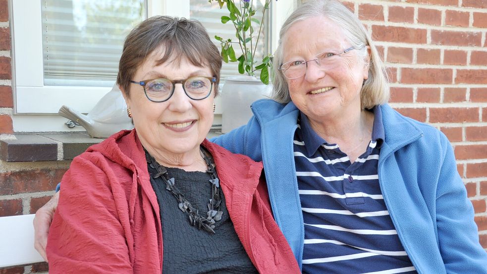 Lin Cornelius Strong (links) und Lisa Buß lernten sich 1999 in Minnesota kennen. Beide Frauen verbindet die Leidenschaft für ostfriesische Geschichte. Foto: Susanne Ullrich
