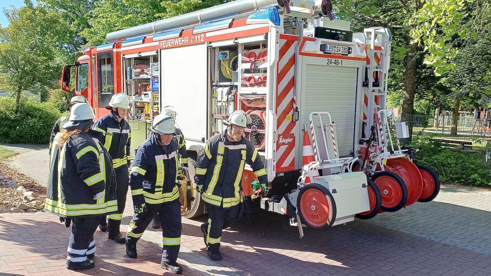 Die Feuerwehr Weener rückte mit einem Fahrzeug und neun Mann zum Spielplatz aus. Foto: Feuerwehr Weener/Joachim Rand
