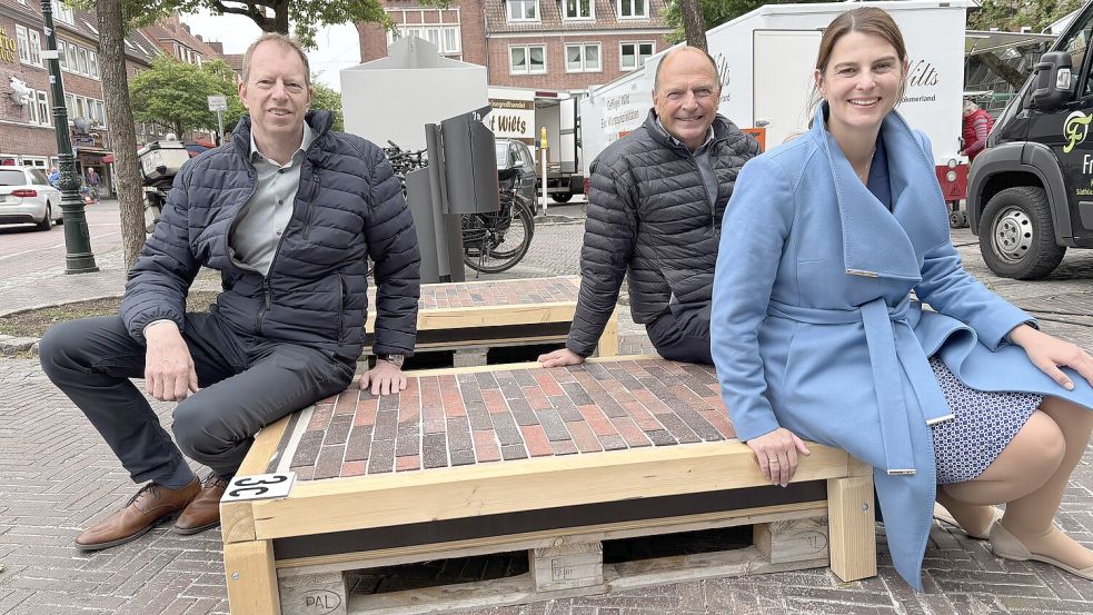 Stadtbaurätin Irina Krantz stellte gemeinsam mit BEE-Betriebsleiter Nils Andersson (von rechts) und BEE-Baubetrieb-Sachgebietsleiter Wolfgang Fecht die Musterflächen im Stadtgarten vor. Fotos: Mona Hanssen
