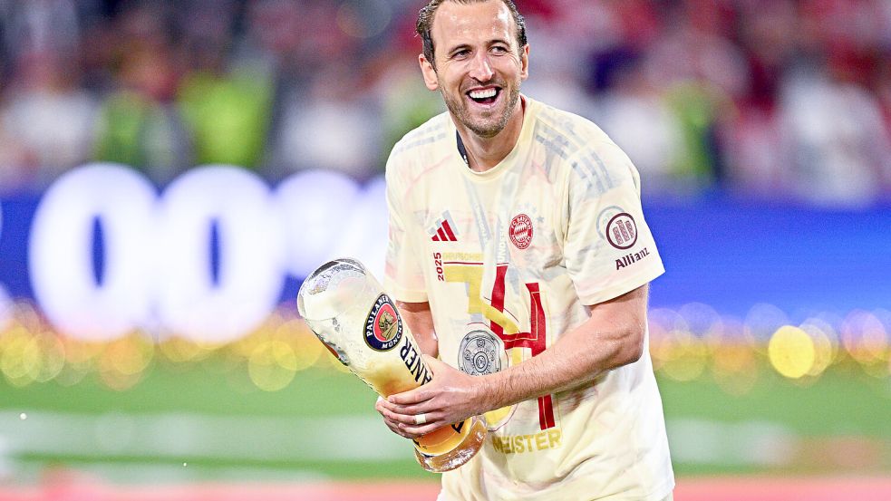 Harry Kane feierte nach dem Meistertitel ausgelassen auf dem Feld - und dann auf Ibiza. Foto: dpa/Tom Weller