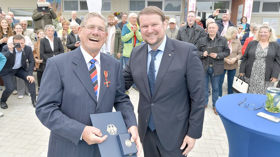 Ordensverleihung inmitten aller Helfer und Freunde: Peter Kurzak und Oberbürgermeister Tim Kruithoff (v.l.). Fotos: Klaus Ortgies