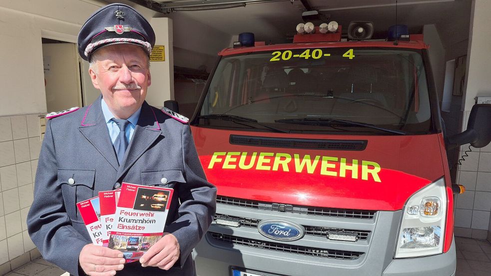 Michael Fleßner lebt für die Feuerwehr und ist seit 48 Jahren freiwillig im Einsatz. Jetzt hat er ein drittes Buch über besondere Einsätze in der Krummhörn veröffentlicht. Foto: Privat
