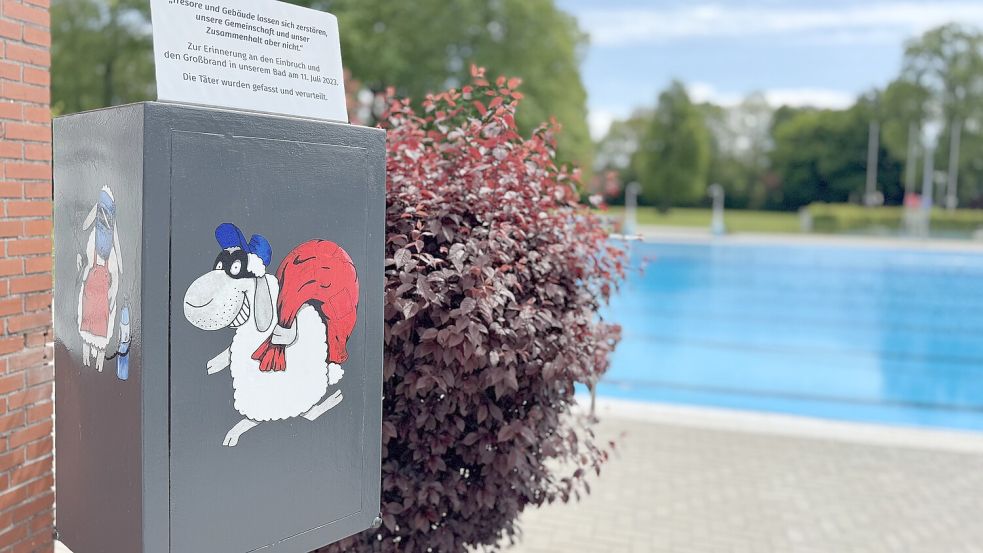 An den Einbruch und den Brand im Van-Ameren-Bad im Juli 2023 erinnert der aufgebrochene Tresor, den Melanie Krickhuhn mit ihren Illustrationen zu einem Kunstwerk gemacht hat. Foto: Van-Ameren-Bad