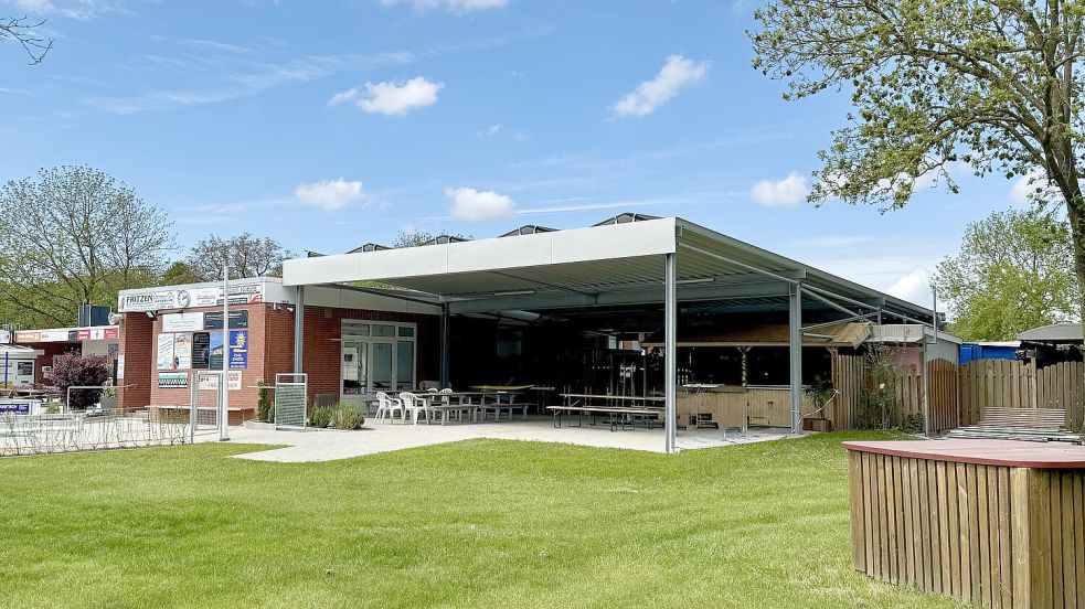 Überdachung und Fläche für Photovoltaik in einem: Die Terrasse hinter der Wärmehalle bietet nun Schatten und Schutz vor Regen. Foto: Van-Ameren-Bad