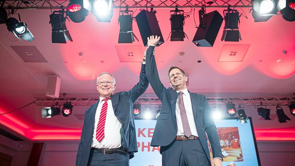 Der bisherige Wirtschaftsminister Olaf Lies (rechts) soll den langjährigen Ministerpräsidenten Stephan Weil beerben. Foto: Moritz Frankenberg/dpa